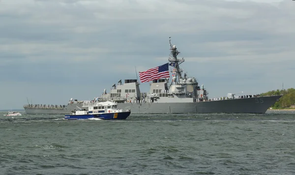 スタウトの艦隊週 2015年で船のパレード中にアメリカ海軍のミサイル駆逐艦をガイド付き — ストック写真