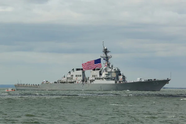 Ракетный эсминец ВМС США "Стаут" во время парада кораблей на Неделе флота 2015 — стоковое фото