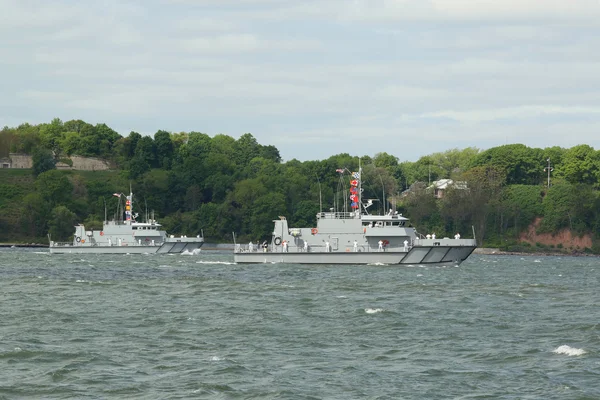 Estados Unidos Naval Academy Yard Patrol Craft clase YP 703 durante el desfile de barcos en la Semana de la Flota — Foto de Stock