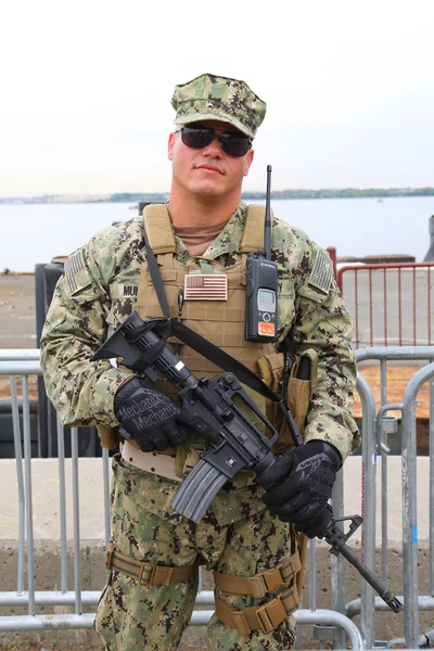 Unidentified US Marine providing security during Fleet Week 2015 in New York — Stock Photo, Image