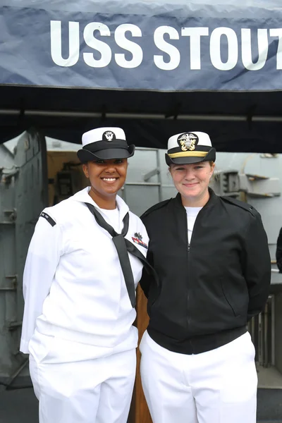 Marinheiros não identificados no convés do destroyer de mísseis guiados dos EUA USS Stout durante a Fleet Week 2015 em Nova York — Fotografia de Stock