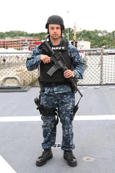 Marine américaine non identifiée assurant la sécurité pendant la Fleet Week 2015 à New York — Photo