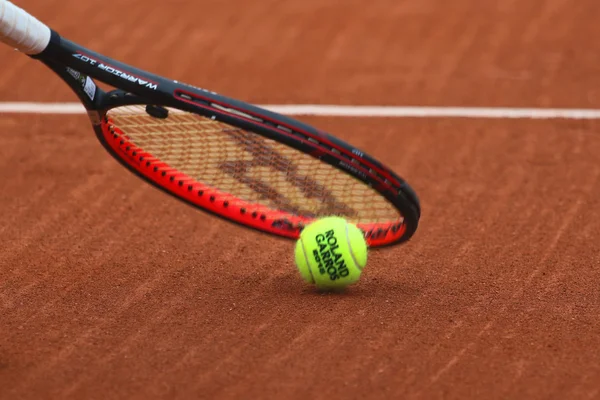 Tennisbal van Babolat Roland Garros 2015 op Le Stade Roland Garros in Parijs, Frankrijk — Stockfoto