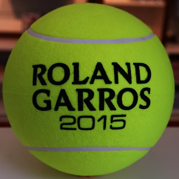 Babolat Roland Garros 2015 pelota de tenis en Le Stade Roland Garros en París, Francia — Foto de Stock