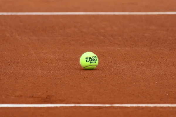 Babolat Roland Garros 2015 pelota de tenis en Le Stade Roland Garros en París, Francia — Foto de Stock