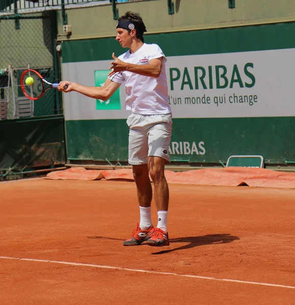 El tenista profesional Serhiy Stakhovsky practica para Roland Garros 2015 — Foto de Stock