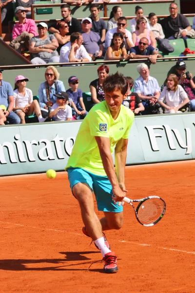 El tenista profesional Serhiy Stakhovsky practica para Roland Garros 2015 —  Fotos de Stock