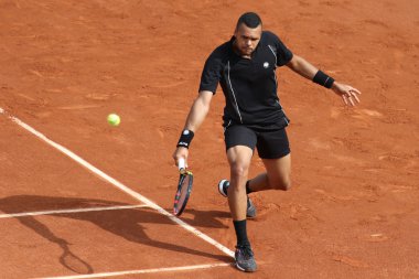 Profesyonel tenis oyuncusu Jo-Wilfried Tsonga Fransa'nın Roland Garros 2015 ilk yuvarlak maç sırasında