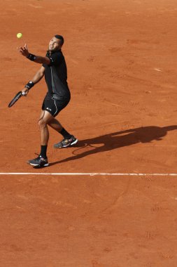 Profesyonel tenis oyuncusu Jo-Wilfried Tsonga Fransa'nın Roland Garros 2015 ilk yuvarlak maç sırasında