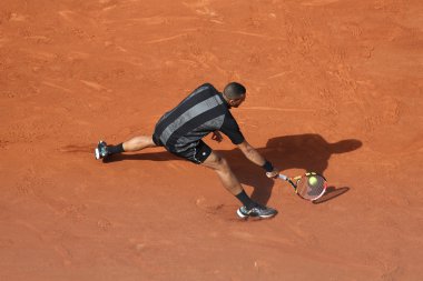 Profesyonel tenis oyuncusu Jo-Wilfried Tsonga Fransa'nın Roland Garros 2015 ilk yuvarlak maç sırasında