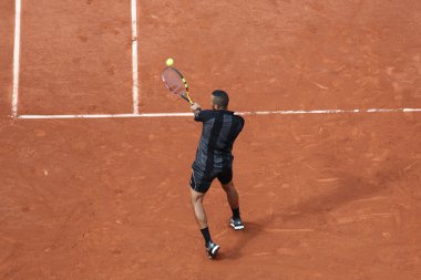 Profesyonel tenis oyuncusu Jo-Wilfried Tsonga Fransa'nın Roland Garros 2015 ilk yuvarlak maç sırasında