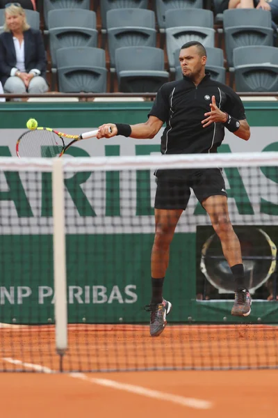 Jugador profesional de tenis Jo-Wilfried Tsonga de Francia durante el partido de primera ronda en Roland Garros 2015 — Foto de Stock
