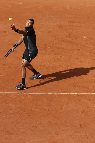 Професійний гравець в теніс Жо-Wilfried Тсонга Франції під час першого раунду матчу на Роланд Garros 2015 — стокове фото