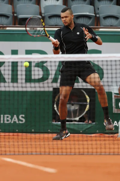Jugador profesional de tenis Jo-Wilfried Tsonga de Francia durante el partido de primera ronda en Roland Garros 2015 — Foto de Stock
