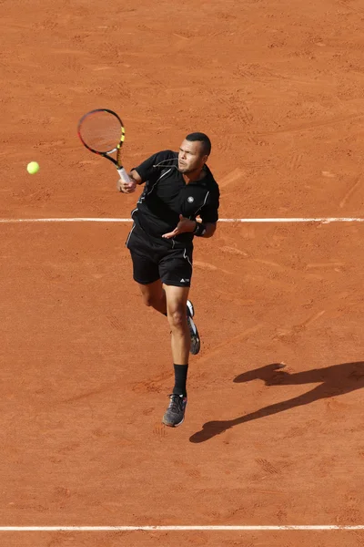 롤랜드 Garros 2015에서 첫 번째 라운드 경기 중 프로 테니스 선수 조 Wilfried 총가 어 프랑스의 — 스톡 사진