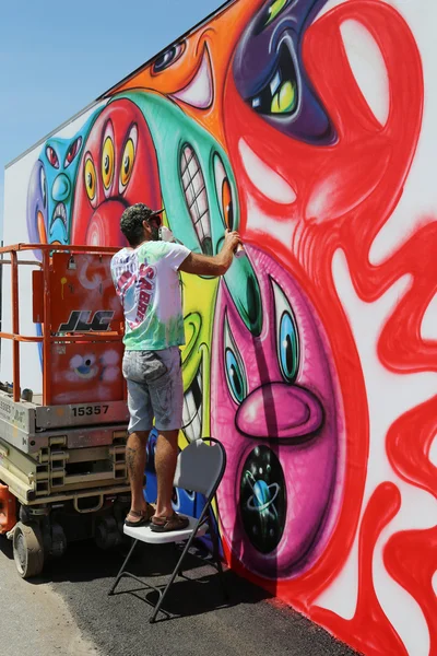 Уличная художница рисует фрески на новом аттракционе уличного искусства Coney Art Walls — стоковое фото