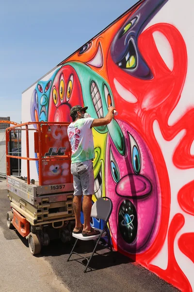 Artista di strada pittura murale a nuova attrazione street art Coney Art Walls — Foto Stock