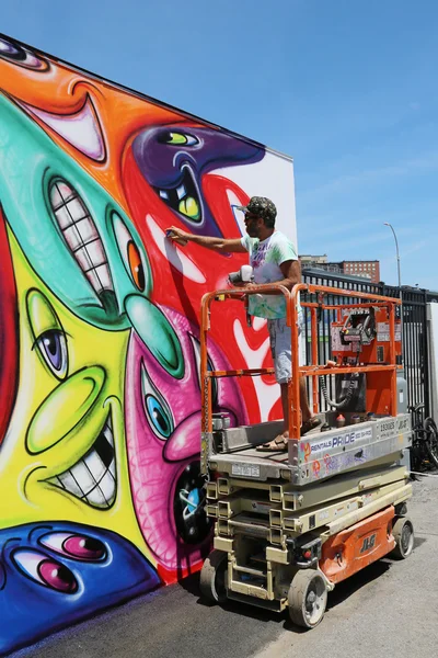 Street artist painting mural  at new street art attraction Coney Art Walls — Stock Photo, Image