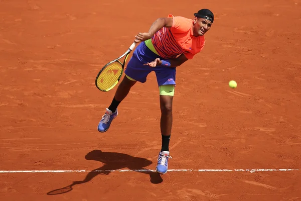 Jogador profissional de tênis Nick Kyrgios da Austrália em ação durante sua terceira rodada no Roland Garros 2015 — Fotografia de Stock