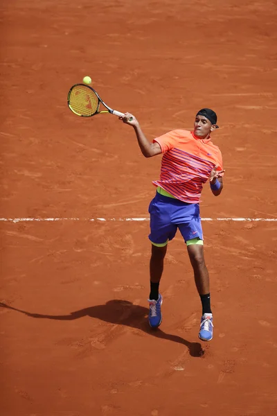 Jogador profissional de tênis Nick Kyrgios da Austrália em ação durante sua terceira rodada no Roland Garros 2015 — Fotografia de Stock