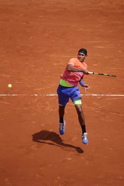 El tenista profesional Nick Kyrgios de Australia en acción durante su partido de tercera ronda en Roland Garros 2015 — Foto de Stock