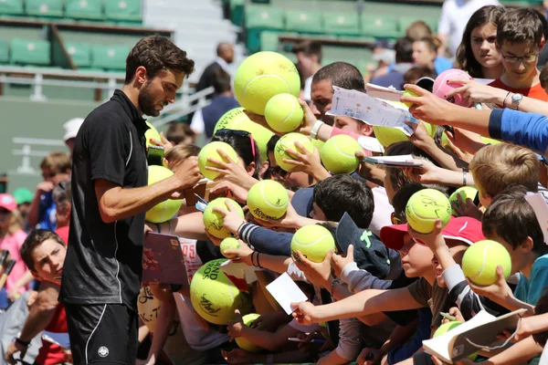 Profesionální tenisový hráč gilles simon Francie podepisování autogramy po tréninku pro roland garros 2015 — Stock fotografie