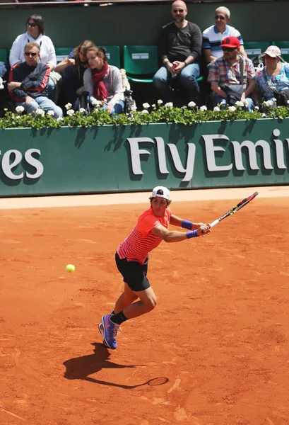 Профессиональный теннисист Танаси Коккинакис из Австралии в действии во время своего третьего раунда матча на Roland Garros 2015 — стоковое фото