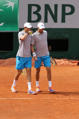 Roland Garros 2015 ikinci tur maç sırasında eylem Grand Slam şampiyonu Mike ve Bob Bryan Amerika Birleşik Devletleri