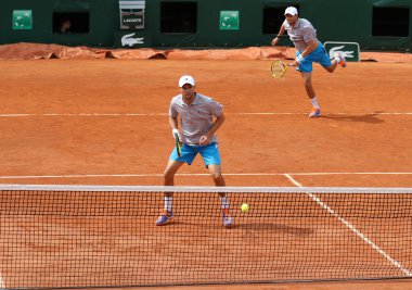Roland Garros 2015 ikinci tur maç sırasında eylem Grand Slam şampiyonu Mike ve Bob Bryan Amerika Birleşik Devletleri