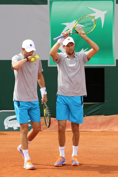 Grandslamových šampionů Mike a Bob Bryan Spojených států v akci během druhého kola zápas na Roland Garros 2015 — Stock fotografie