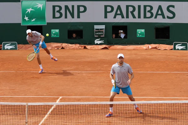 Roland Garros 2015 ikinci tur maç sırasında eylem Grand Slam şampiyonu Mike ve Bob Bryan Amerika Birleşik Devletleri — Stok fotoğraf
