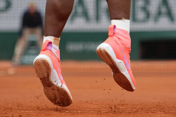 Diecinueve veces campeona del Grand Slam Serena Willams usa zapatos de tenis Nike personalizados durante el partido de segunda ronda en Roland Garros — Foto de Stock