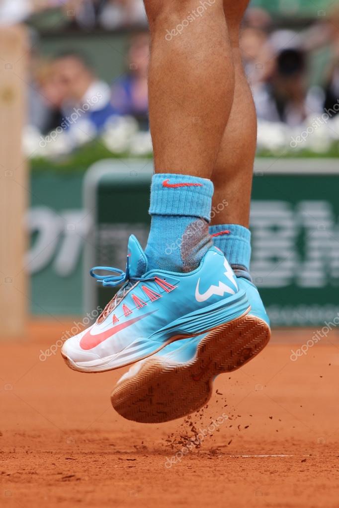 Específico hasta ahora Antología Fourteen times Grand Slam champion Rafael Nadal wears custom Nike tennis  shoes during second round match at Roland Garros – Stock Editorial Photo ©  zhukovsky #76427507