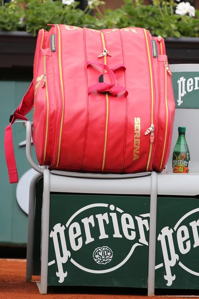 Девятнадцать раз чемпионка Большого шлема Серена Уилламс персонализировала теннисную сумку Уилсона в Роланд Гаррос — стоковое фото