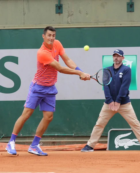 Tennisprofi bernard tomic aus Australien in Aktion sein Erstrundenmatch in roland garros — Stockfoto