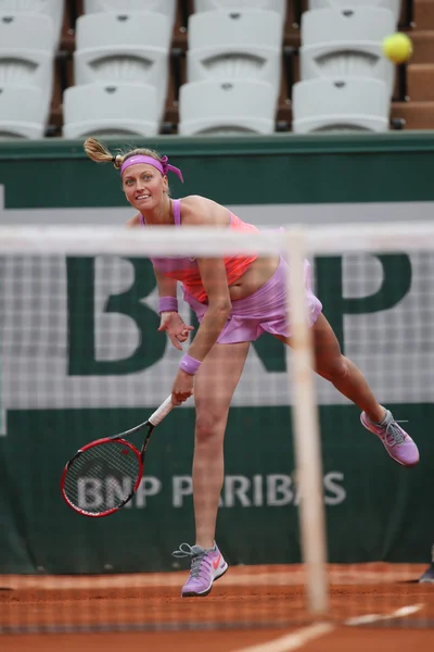 Dos veces campeona de Grand Slam Petra Kvitova en acción durante su partido de segunda ronda en Roland Garros 2015 —  Fotos de Stock