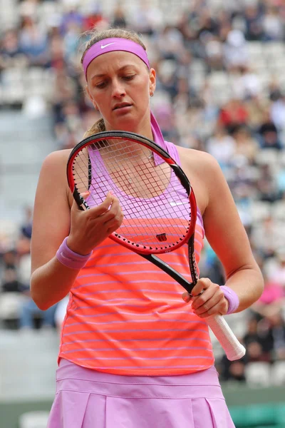 Dos veces campeona de Grand Slam Petra Kvitova en acción durante su partido de segunda ronda en Roland Garros 2015 — Foto de Stock