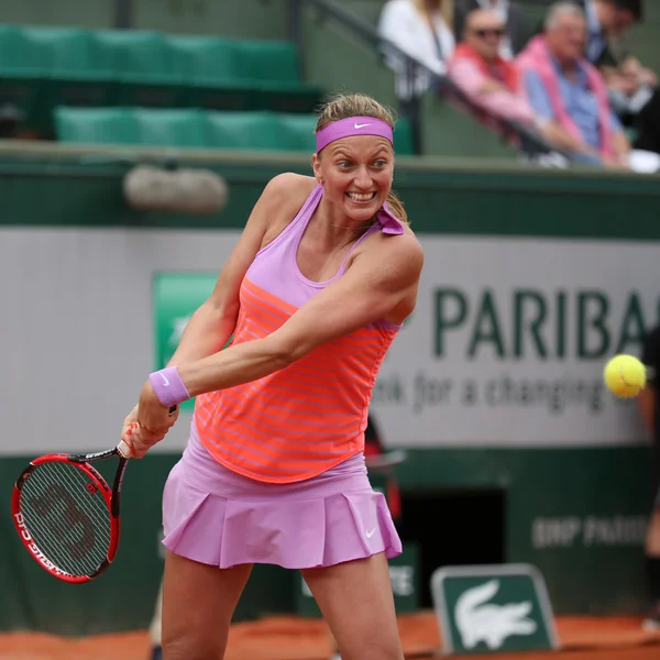 Dos veces campeona de Grand Slam Petra Kvitova en acción durante su partido de segunda ronda en Roland Garros 2015 — Foto de Stock