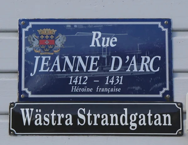 Carteles callejeros en St. Barts publicados en sueco junto con su nombre en francés — Foto de Stock