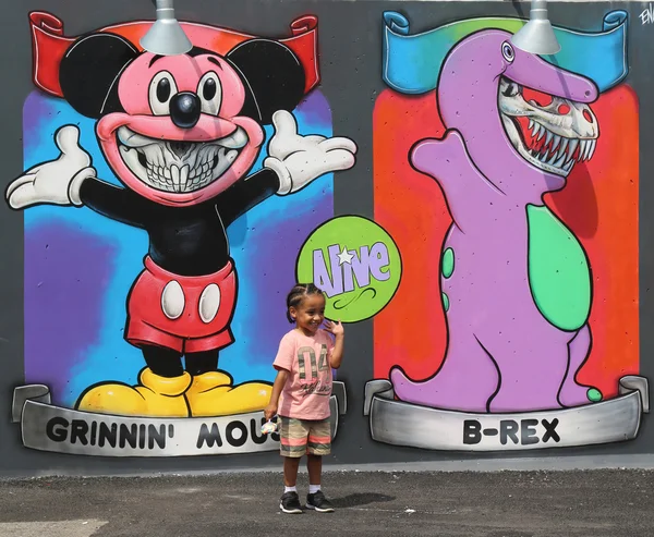 Unidentified child in the front of the mural art at the new street art attraction Coney Art Walls at Coney Island section in Brooklyn — Stok fotoğraf