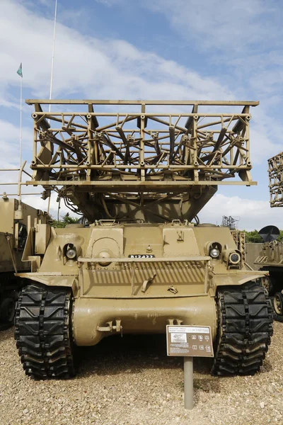 Armored 290 mm rocket launcher on display at Yad La-Shiryon Armored Corps Museum — 图库照片