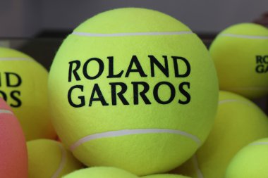 Babolat Roland Garros tenis topu Paris Le Stade Roland Garros itibariyle