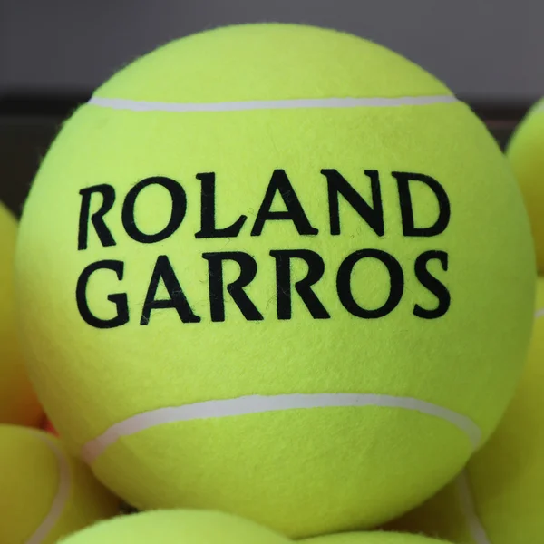 Babolat Roland Garros pelota de tenis en Le Stade Roland Garros en París —  Fotos de Stock