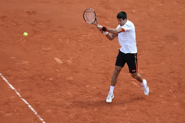 Achtmaal Grand Slam champion Novak Djokovic in actie tijdens zijn tweede ronde match op Roland Garros 2015 — Stockfoto