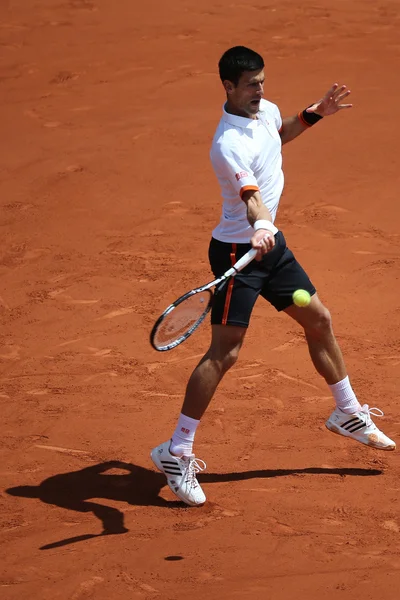 Osiem razy Grand Slam mistrz Novak Djokovic w akcji w swoim drugim meczu rundy w Roland Garros 2015 — Zdjęcie stockowe
