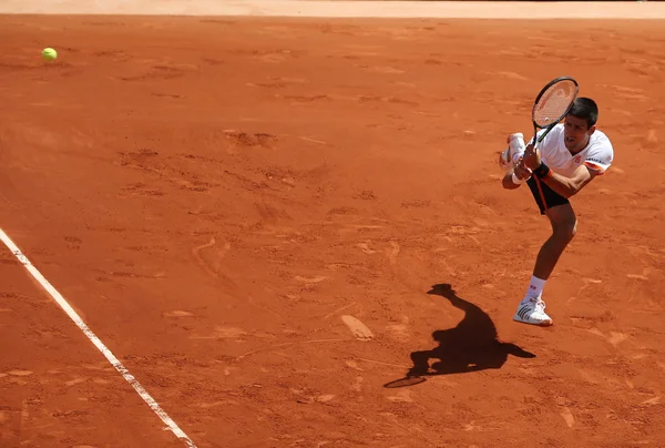 Osmkrát grandslamový šampion Novak Djokovic v akci během jeho druhé kolo zápas na Roland Garros — Stock fotografie