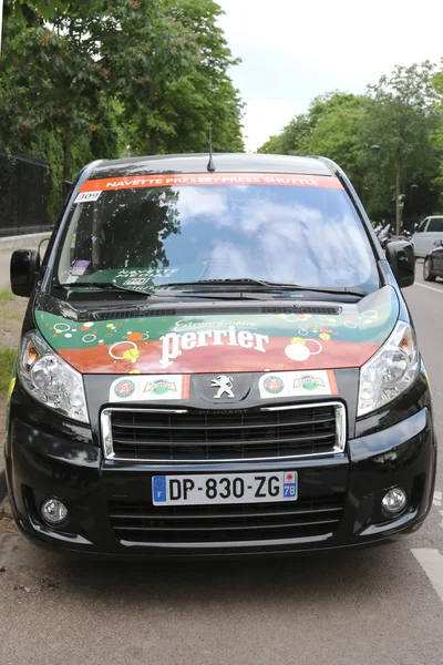 Perrier 徽标在乐法兰西体育场罗兰加洛斯在巴黎的标致面包车 — 图库照片