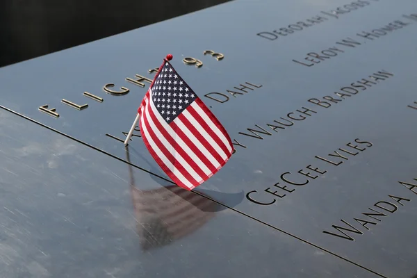 Bandiera Americana lasciata al National September 11 Memorial a Ground Zero a Lower Manhattan — Foto Stock