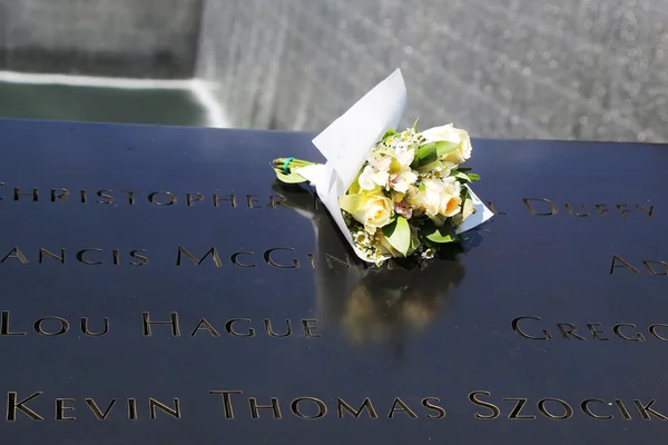 Flores dejadas en el Memorial Nacional del 11 de Septiembre en la Zona Cero en el Bajo Manhattan — Foto de Stock