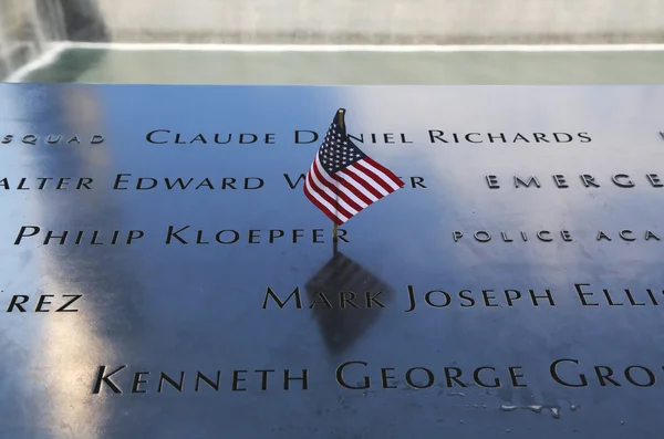 American Flag left at the National September 11  Memorial at Ground Zero in Lower Manhattan — Stockfoto